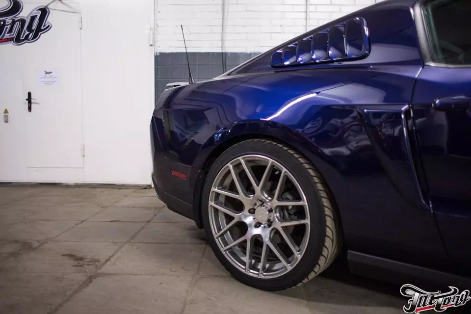 Ford Mustang. Полировка кузова и защита керамическим составом.